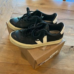 Veja Campo Chromefree in Black & White